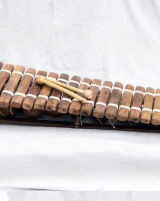 Bobo diatonic balafon instrument 22 keys