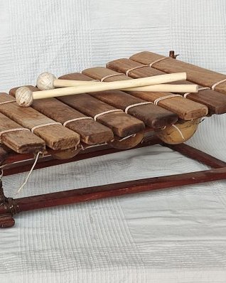 Large Bobo pentatonic balafon instrument 8 keys