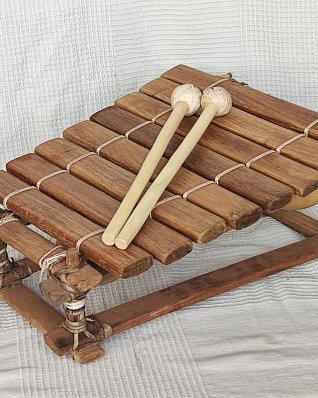 Small Bobo pentatonic balafon instrument 8 keys