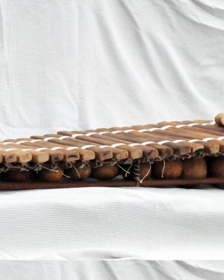 Bobo diatonic balafon instrument 22 keys